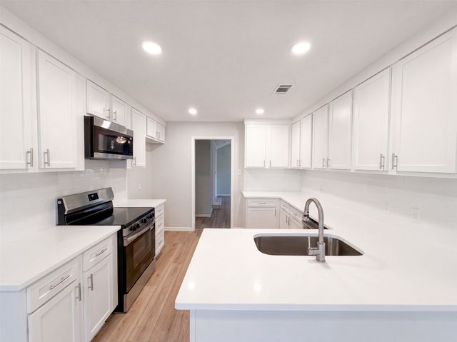 813 Wheelwood Drive, Hurst, TX 76053