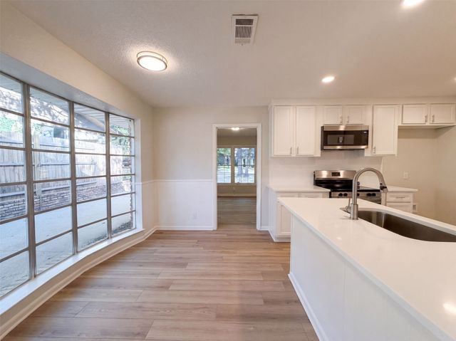 813 Wheelwood Drive, Hurst, TX 76053