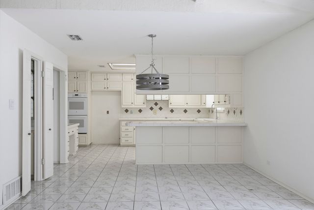 21 Crosslands Road, Benbrook, TX 76132