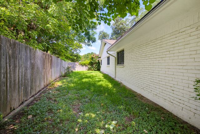 21 Crosslands Road, Benbrook, TX 76132