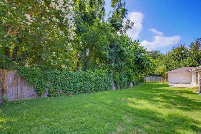 21 Crosslands Road, Benbrook, TX 76132