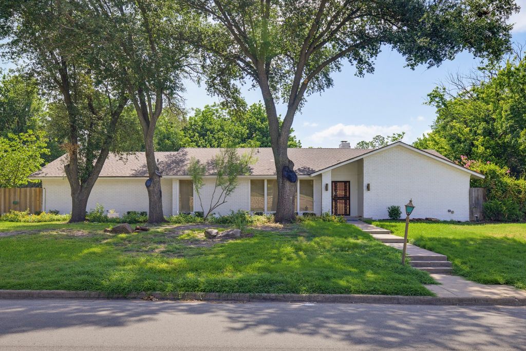 21 Crosslands Road, Benbrook, TX 76132