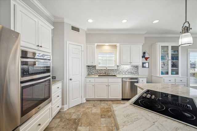 519 Westerly Drive, Tiki Island, TX 77554