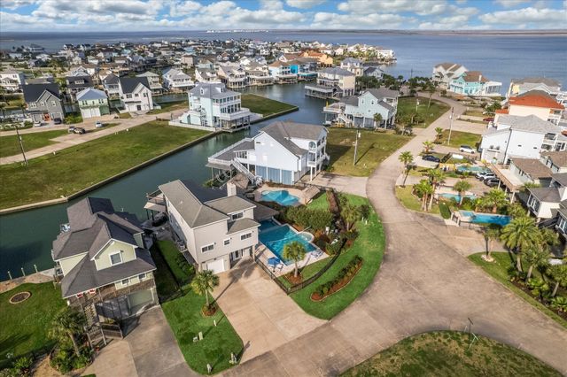 519 Westerly Drive, Tiki Island, TX 77554