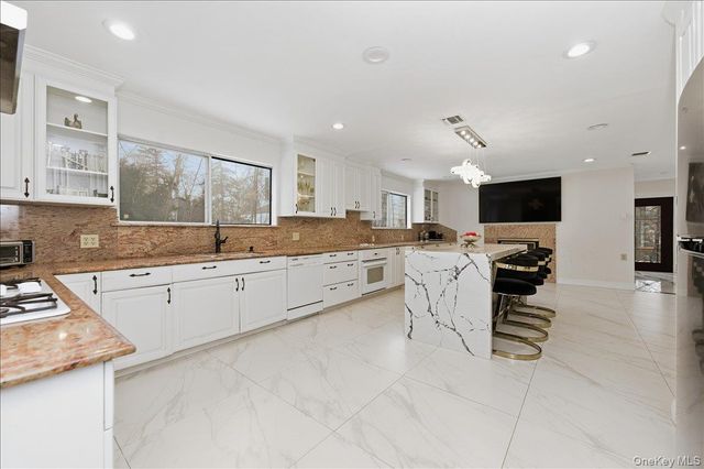 12 Red Brook Road, Great Neck, NY 11024