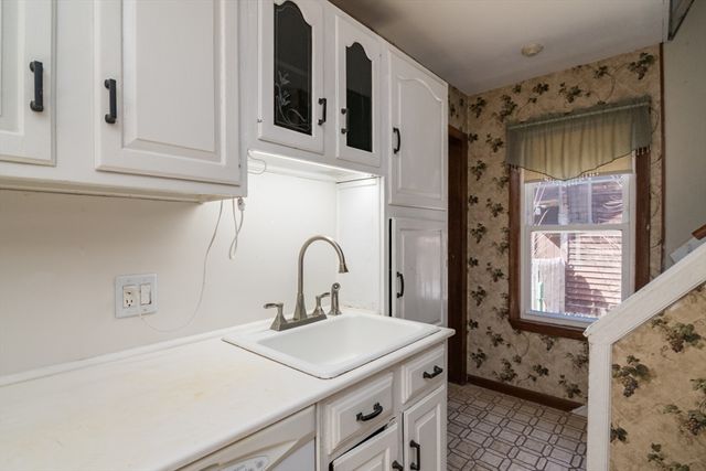 17 Stuyvesant St, Springfield, MA 01104