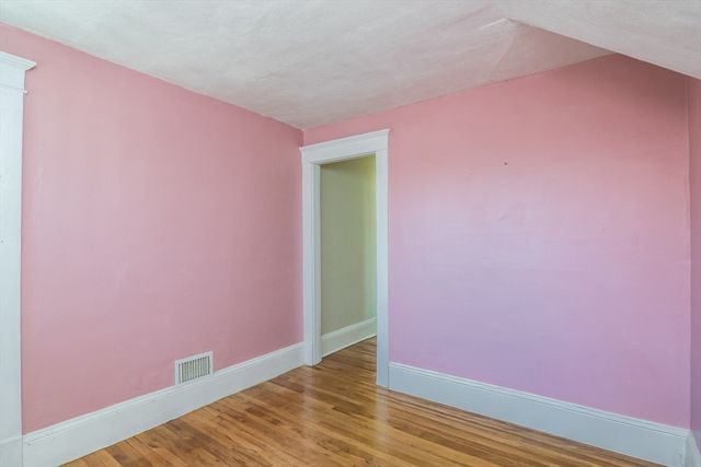 17 Stuyvesant St, Springfield, MA 01104