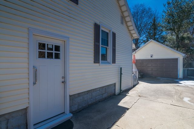 17 Stuyvesant St, Springfield, MA 01104