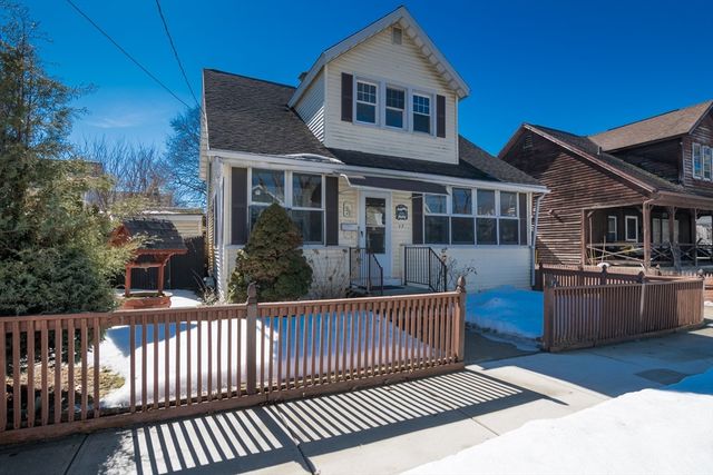 17 Stuyvesant St, Springfield, MA 01104