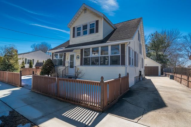 17 Stuyvesant St, Springfield, MA 01104