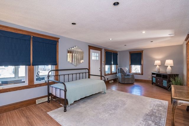 17 Stuyvesant St, Springfield, MA 01104