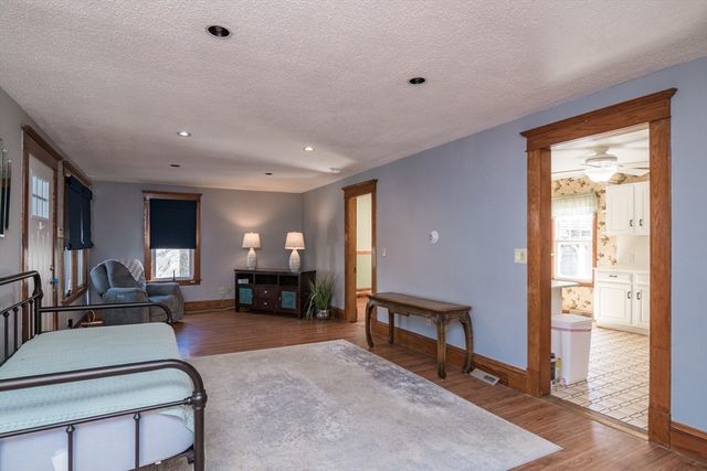 17 Stuyvesant St, Springfield, MA 01104