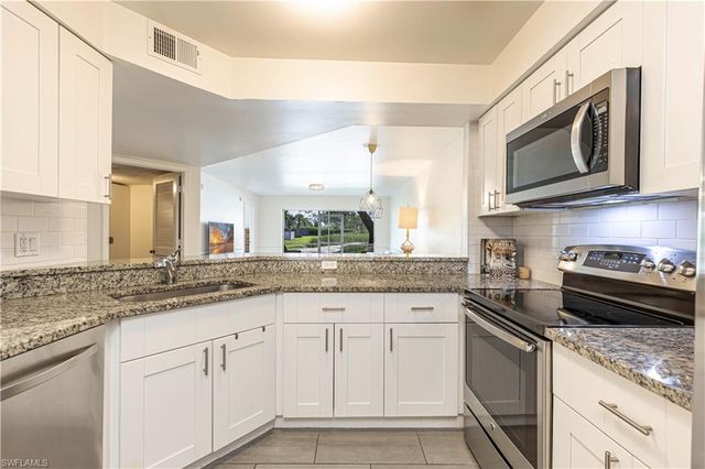 9600 Victoria LN 108, Naples, FL 34109
