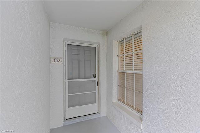 9600 Victoria LN 108, Naples, FL 34109