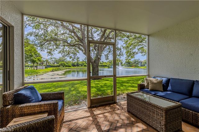 9600 Victoria LN 108, Naples, FL 34109