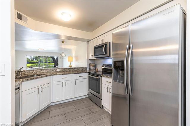 9600 Victoria LN 108, Naples, FL 34109