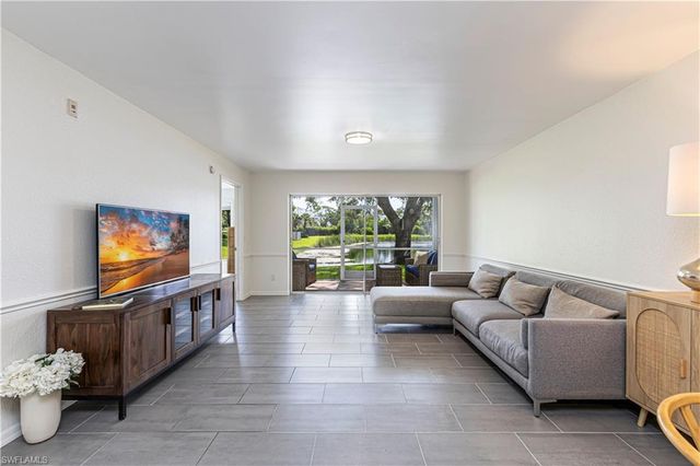 9600 Victoria LN 108, Naples, FL 34109