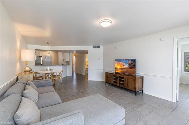 9600 Victoria LN 108, Naples, FL 34109