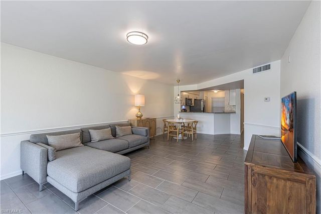 9600 Victoria LN 108, Naples, FL 34109
