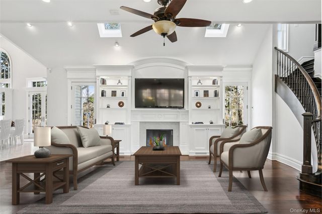 3 The Brae, Woodbury, NY 11797