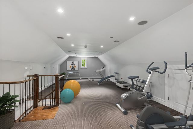 3 The Brae, Woodbury, NY 11797