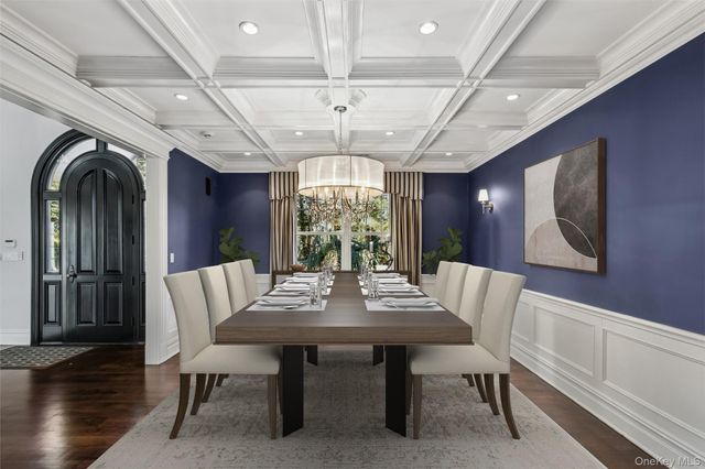 3 The Brae, Woodbury, NY 11797