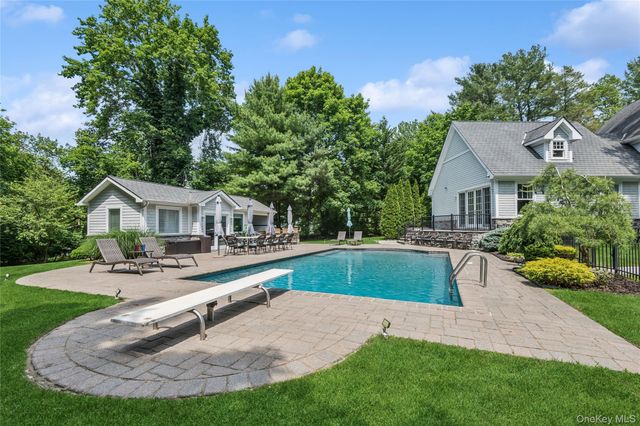 3 The Brae, Woodbury, NY 11797