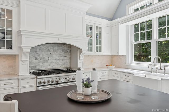 3 The Brae, Woodbury, NY 11797