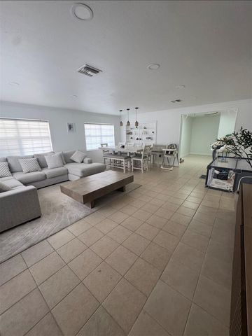 7712 W POWHATAN, Tampa, FL 33615