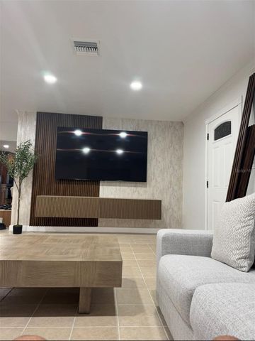 7712 W POWHATAN, Tampa, FL 33615