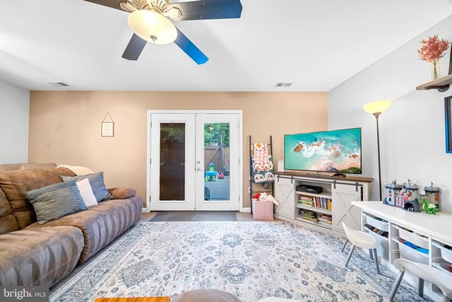 2182 MONAGHAN DR, Herndon, VA 20170