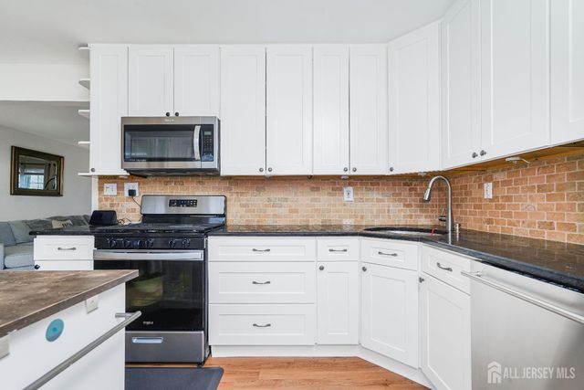 21 Karwatt Court, Sayreville, NJ 08872