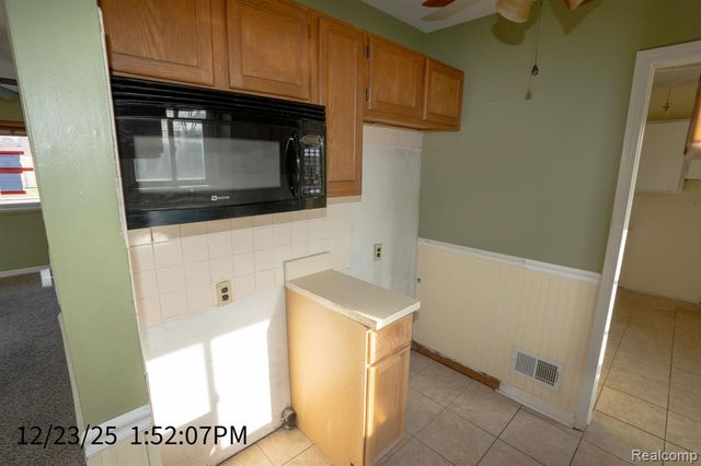 22942 Edgewater Street, Saint Clair Shores, MI 48082
