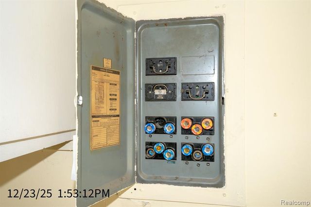 22942 Edgewater Street, Saint Clair Shores, MI 48082