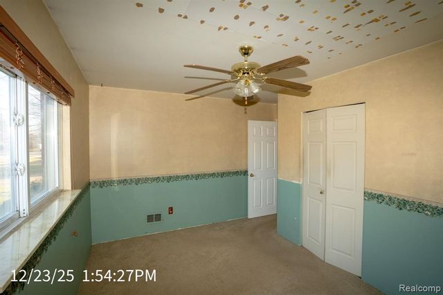 22942 Edgewater Street, Saint Clair Shores, MI 48082