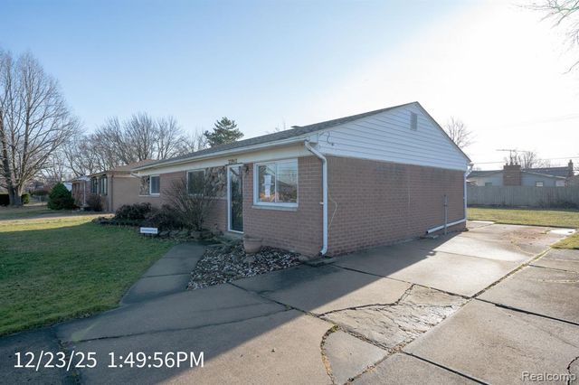 22942 Edgewater Street, Saint Clair Shores, MI 48082