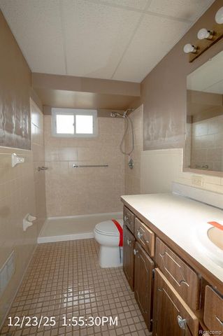 22942 Edgewater Street, Saint Clair Shores, MI 48082