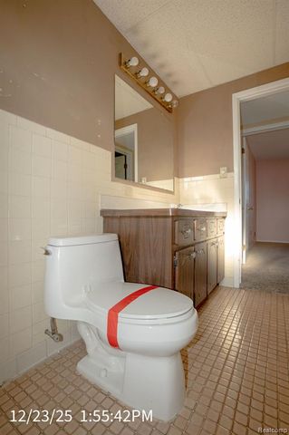 22942 Edgewater Street, Saint Clair Shores, MI 48082