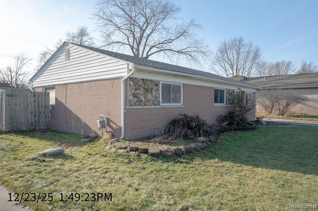 22942 Edgewater Street, Saint Clair Shores, MI 48082