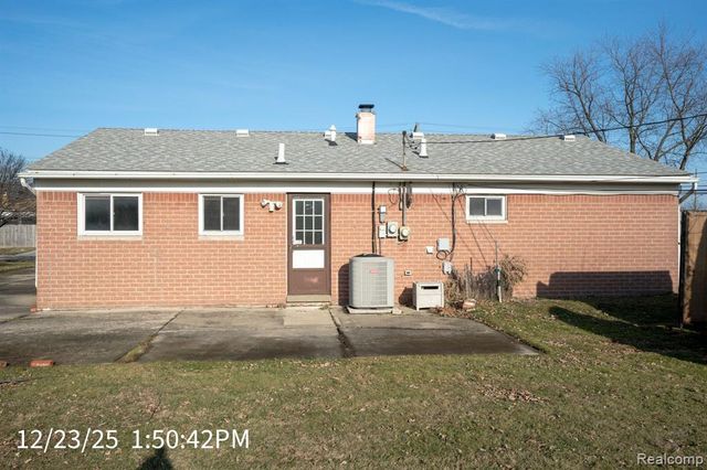 22942 Edgewater Street, Saint Clair Shores, MI 48082