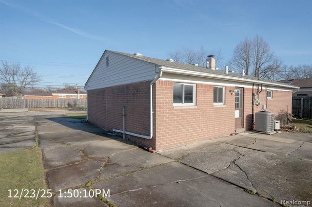22942 Edgewater Street, Saint Clair Shores, MI 48082