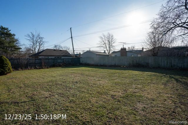 22942 Edgewater Street, Saint Clair Shores, MI 48082