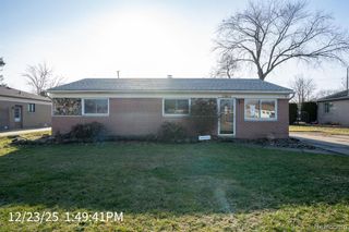 22942 Edgewater Street, Saint Clair Shores, MI 48082