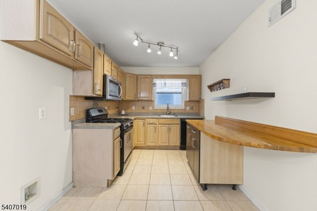 530 Broadway, Elizabeth City, NJ 07206