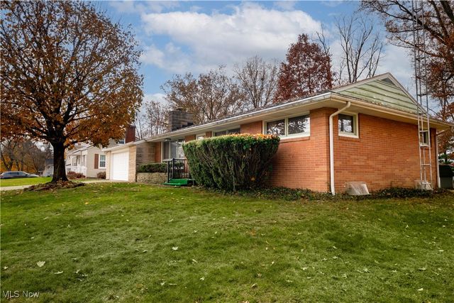 1035 Lois Avenue NW, North Canton, OH 44720