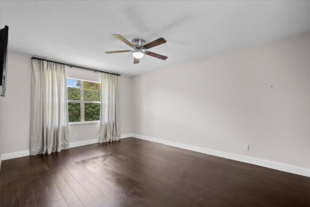 129 Moccasin Trail S, Jupiter, FL 33458