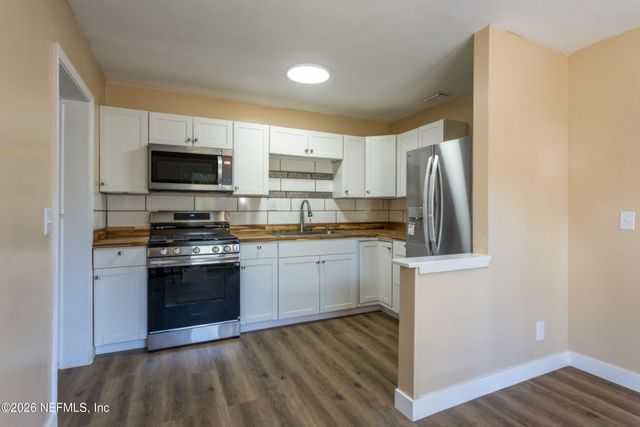 6853 LONDON BRIDGE Lane, Jacksonville, FL 32210