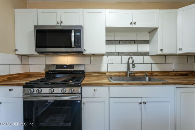 6853 LONDON BRIDGE Lane, Jacksonville, FL 32210