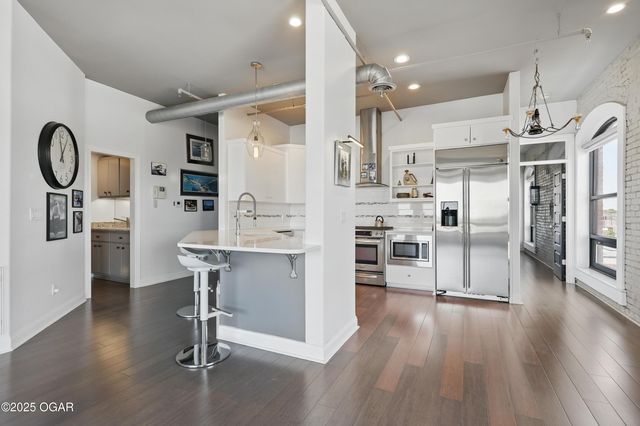 214 E 4th Street, 402, Joplin, MO 64801