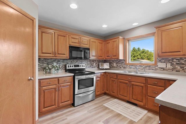 5071 SNAPDRAGON CIRCLE, Little Suamico, WI 54141